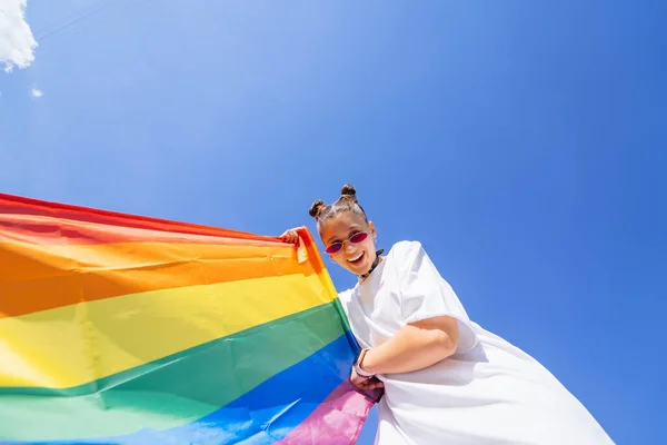 Una Giovane Donna Sviluppa Una Bandiera Arcobaleno Contro Cielo Sostegno — Foto Stock