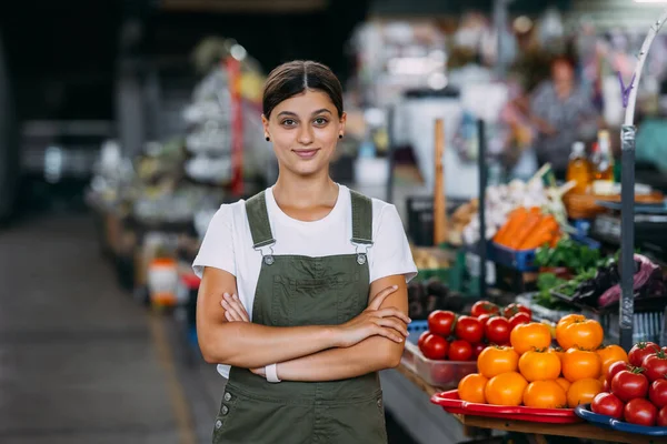 Femme Vendeur Comptoir Avec Des Légumes — Photo