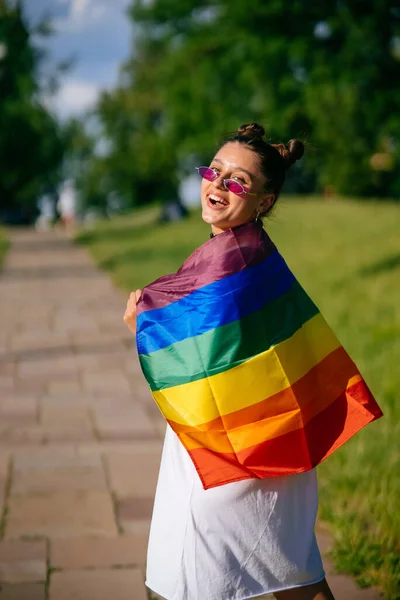 Mujer Joven Con Bandera Orgullo Lgbt Parque —  Fotos de Stock