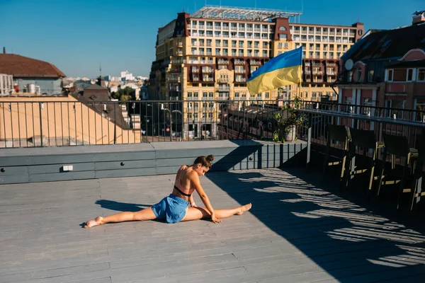 Giovane Donna Che Pratica Yoga Sul Tetto — Foto Stock