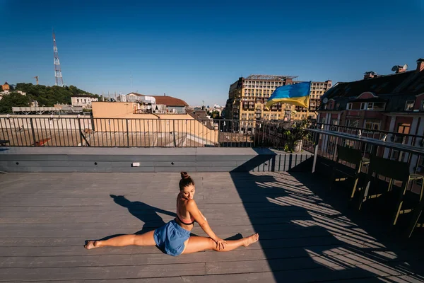 Mujer Joven Practicando Yoga Techo —  Fotos de Stock