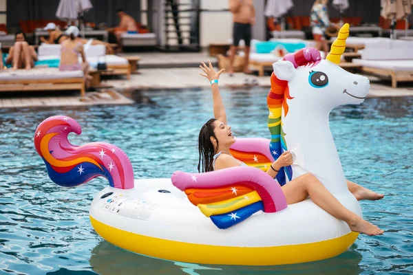 Mujer Bikini Colchón Juguete Unicornio Inflable Flotar Piscina Chica Relajante —  Fotos de Stock