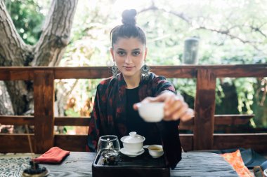 Çin çay seremonisi kimonolu çaycı tarafından yapılır.