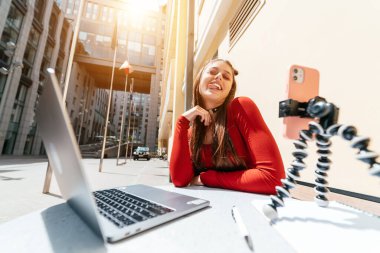 Bir yazlık kafede uzaktan kumandalı iş yapan genç bir kadın. Serbest çalışan kadın. Küçük işletme