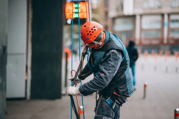 Worker Climber Preparing Work Climber Tightens Safety Belt Check Fixing — Zdjęcie stockowe