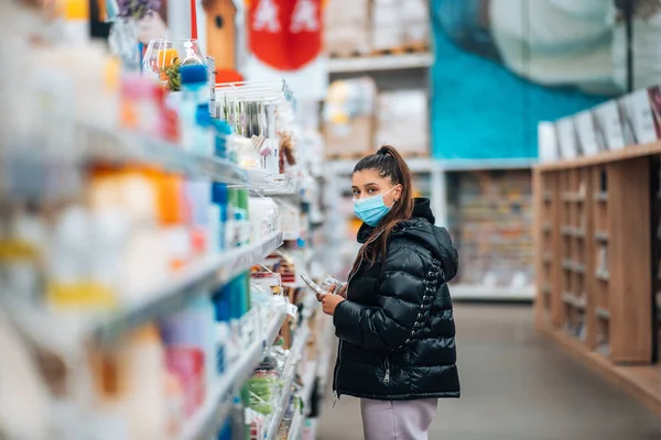 Young Woman Face Mask Buying Supermarket — Stock fotografie