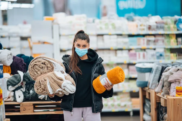 Young Woman Face Mask Buying Supermarket — 스톡 사진