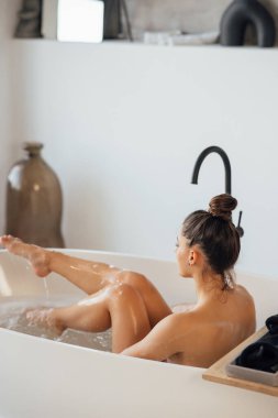 Güzel genç bayan evde banyo yapıyor.