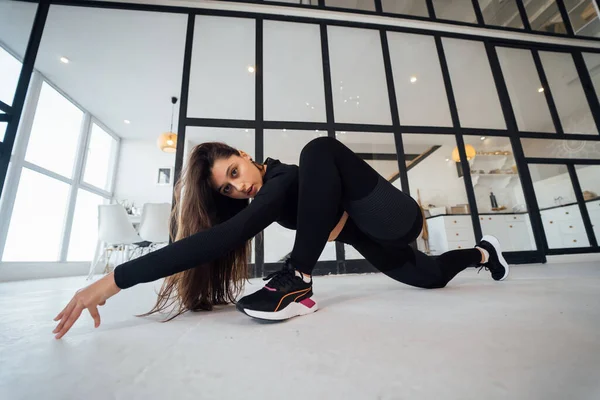 Vista Lateral Chica Flexible Ejercitando Postura Yoga Interiores Concepto Yoga —  Fotos de Stock