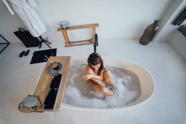 Jolie Jeune Femme Prenant Bain Maison — Photo