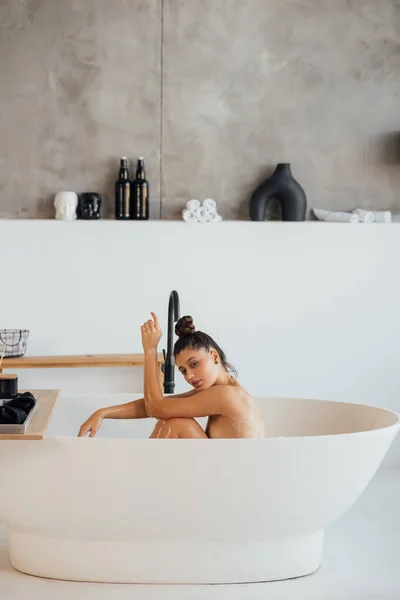 Jolie Jeune Femme Prenant Bain Maison — Photo