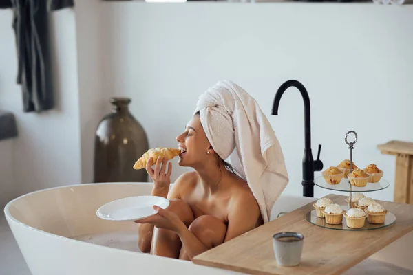 Γυναίκα Της Μόδας Πρωί Ξαπλωμένη Στο Μπάνιο Τρώγοντας Πρωινό — Φωτογραφία Αρχείου