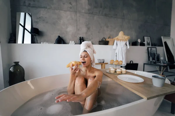 Fashion Woman Morning Lying Bath Having Breakfast — Foto Stock