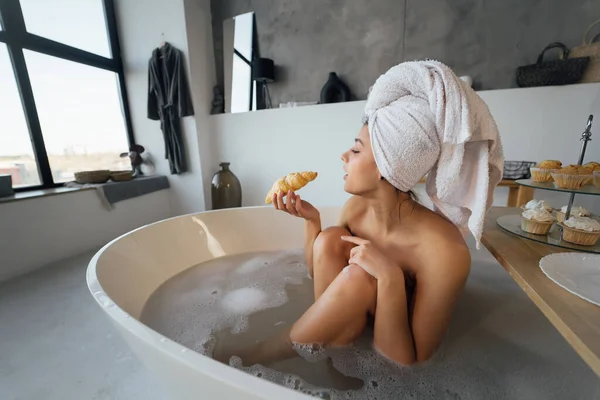 Fashion Woman Morning Lying Bath Having Breakfast —  Fotos de Stock