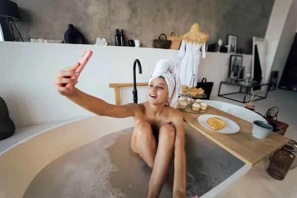 Woman Taking Selfie While Taking Bath — Foto Stock