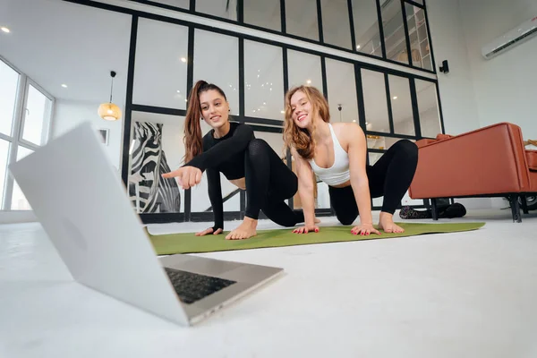 Two Girls Practice Yoga Home — Stock fotografie