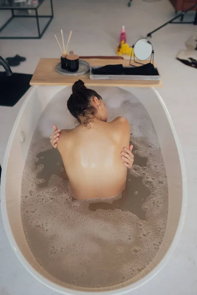 Jolie Jeune Femme Prenant Bain Maison — Photo