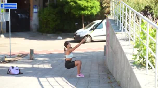 Atrakcyjna Sportowa Kobieta Wykonująca Ćwiczenia Wiszące Paskami Podczas Intensywnego Treningu — Wideo stockowe