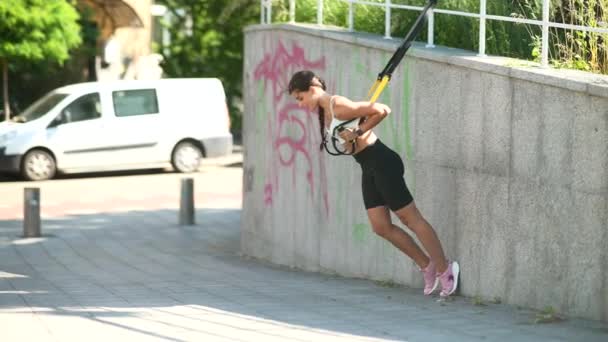 Attractive Sporty Woman Doing Suspension Exercises Straps Intense Workout Urban — Stok video