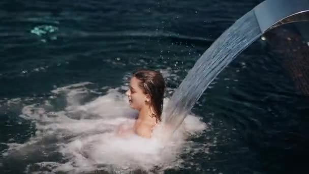 Женщина Расслабляется Бассейном Водопад Струи — стоковое видео