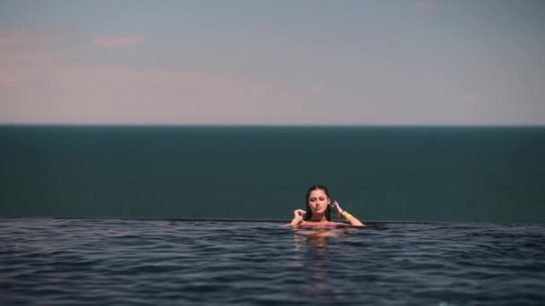 Happy Woman Swimsuit Swimming Infinity Pool Luxury Hotel Seafront Relaxing — Stok video
