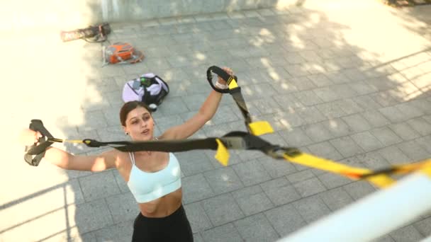 Attractive Sporty Woman Doing Suspension Exercises Straps Intense Workout Urban — Αρχείο Βίντεο