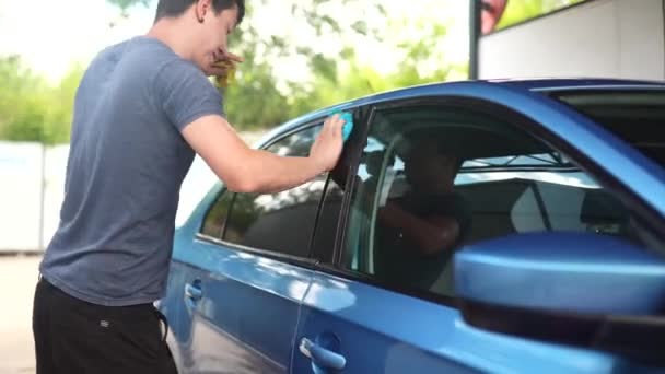 Man Cleaning Car Drying Vehicle Microfiber Cloth Selective Fiocus — Stockvideo