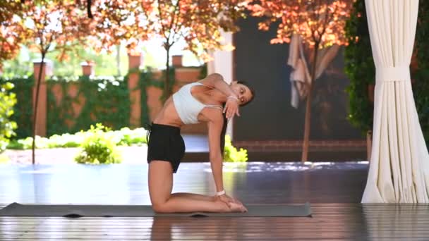 Young Woman Practicing Yoga Alone — Vídeos de Stock