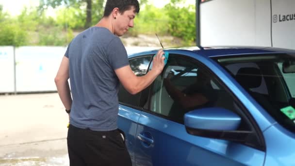 Man Cleaning Car Drying Vehicle Microfiber Cloth Selective Fiocus — Stockvideo