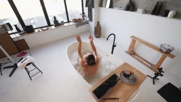 Mulher Bonita Tomando Banho Casa — Vídeo de Stock