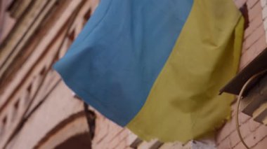 Mavi ve sarı Ukrayna bayrağı konut yapı duvarına çırpınır. Ukrayna Avrupa'nın bir ülkedir.
