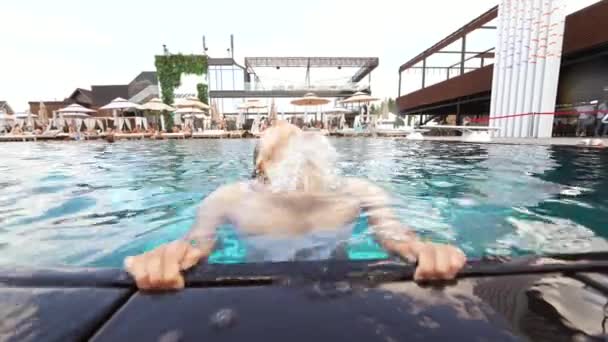 Menina Mergulhou Água Piscina Jovem Mulher Descansando Piscina — Vídeo de Stock