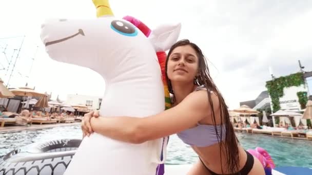 Woman Bikini Inflatable Unicorn Toy Mattress Float Pool Girl Relaxing — Stockvideo