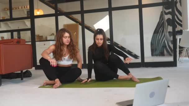 Two Girls Practice Yoga Home — Vídeos de Stock