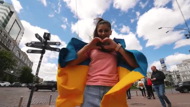 Young Woman Ukrainian Flag Shoulders Shows Heart Hands — Vídeos de Stock