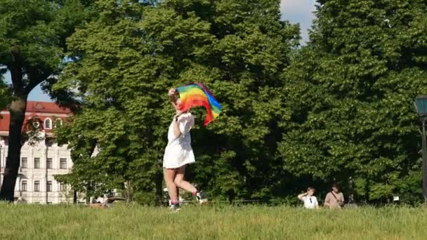 Νεαρή Γυναίκα Σημαία Igbt Περηφάνια Περπάτημα Στο Πάρκο — Αρχείο Βίντεο