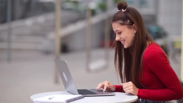 Young Woman Summer Cafe Doing Remote Work Freelancer Woman Small — Vídeo de Stock