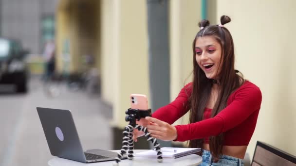 Una Joven Café Verano Haciendo Trabajo Remoto Mujer Autónoma Pequeñas — Vídeos de Stock