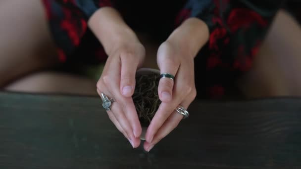 Молодая Женщина Держит Маленькую Миску Зеленого Травяного Чая Близкий Вид — стоковое видео