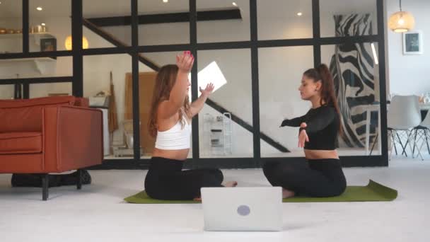 Две Молодые Женщины Медитируют Позе Лотоса Руками Намасте Йога — стоковое видео