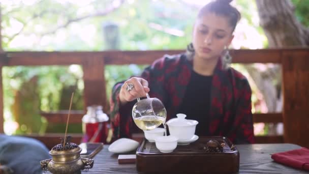 Διαδικασία Τσάι Παρασκευής Γυναίκα Steeping Τσάι Από Βότανα Και Απολαμβάνοντας — Αρχείο Βίντεο