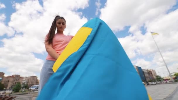 Νεαρή Γυναίκα Εθνική Σημαία Της Ουκρανίας Περπάτημα Στην Πόλη — Αρχείο Βίντεο