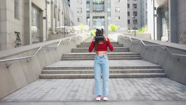 Woman Virtual Reality Helmet Walks Street — Stockvideo