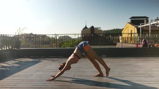 Junge Frau Praktiziert Yoga Auf Dem Dach — Stockvideo