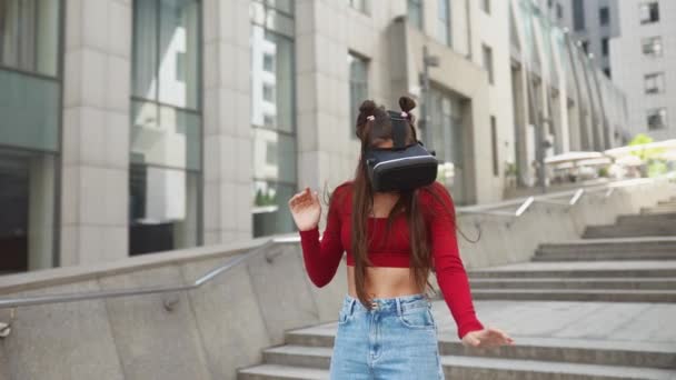 Woman Virtual Reality Helmet Walks Street — 图库视频影像