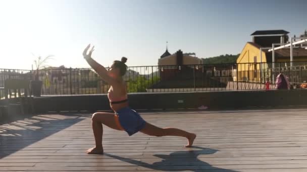 Junge Frau Praktiziert Yoga Auf Dem Dach — Stockvideo