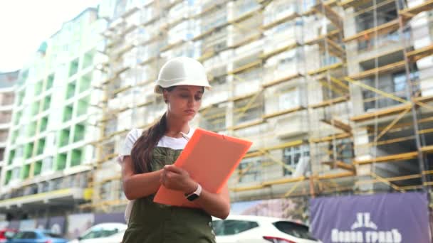 Mujer Ingeniero Construcción Usar Sombrero Blanco Seguridad Sitio Construcción Mujer — Vídeos de Stock
