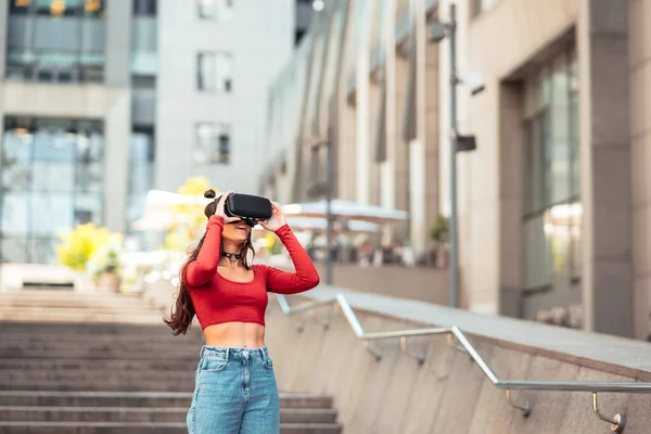 Woman Virtual Reality Helmet Walks Street — Stock fotografie