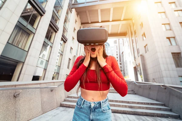 Woman Virtual Reality Helmet Walks Street — Fotografia de Stock