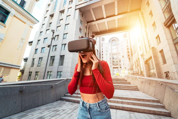 Woman Virtual Reality Helmet Walks Street — Stock fotografie